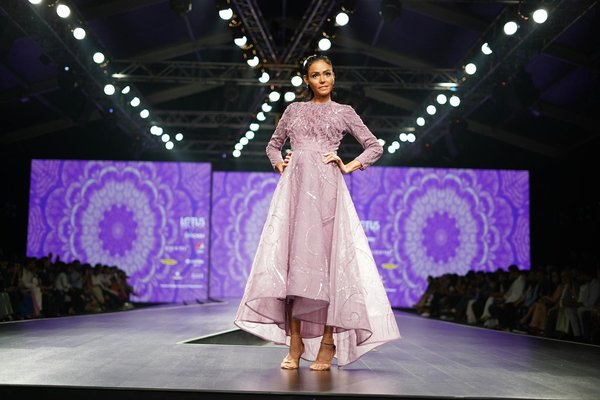 Élégance champêtre : votre robe fleurie idéale