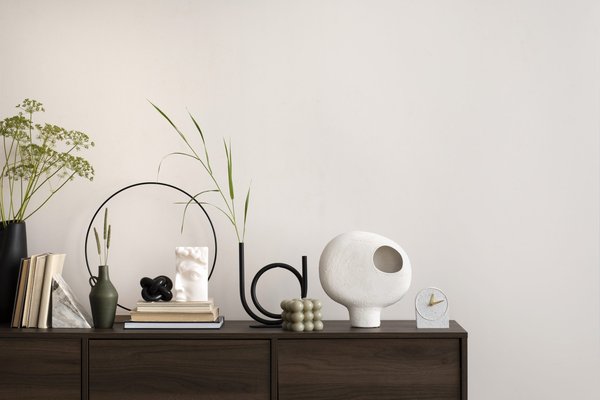 Comment harmoniser des bottes cavalières avec une jupe courte pour un look automnal ?